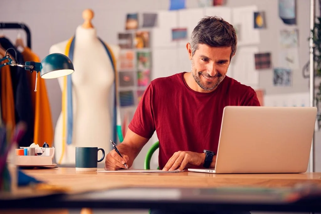 Las netiquetas son normas de comportamiento trasladadas a espacios digitales. Son claves para su negocio porque hacen parte la imagen que proyecta su marca.