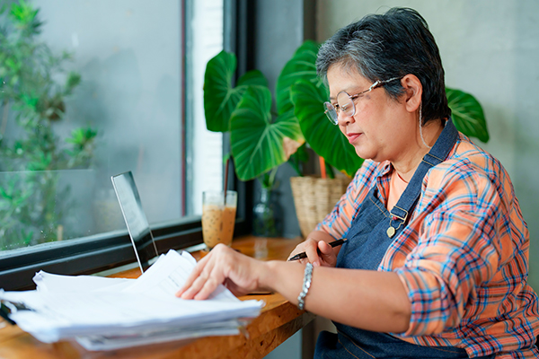 Lleve un registro detallado de ingresos y gastos de su negocio